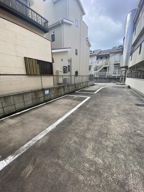 フォーエバー江坂 駐車場