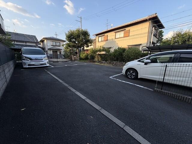 アドラブール岩井（201） 駐車場