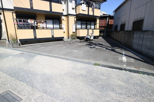 グランシャリオ（102） 駐車場