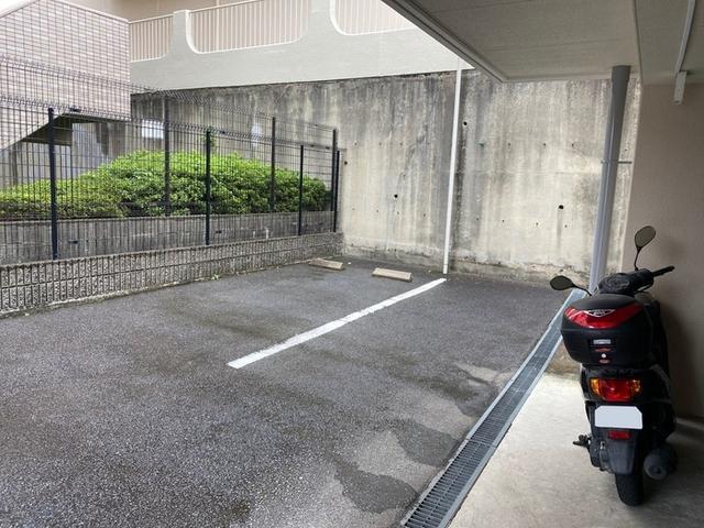 レジデンス（301） 駐車場