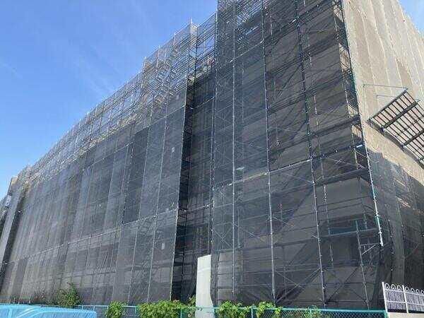 周辺の道路は交通量が少なく静かな住環境。服部緑地や小中学校も程近く、子育て世帯にもおすすめです。