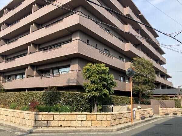 ジャパン豊中曽根店まで約530m、ローソンHA阪急曽根店まで約110m。買い物がしやすい住環境です。