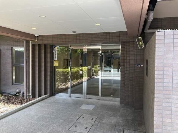 ジャパン豊中曽根店まで約530m、ローソンHA阪急曽根店まで約110m。買い物がしやすい住環境です。