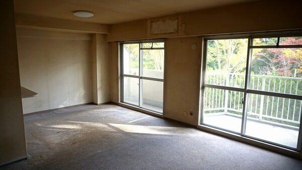 陽当り・通風良好な約17.1帖のLDK。隣接した和室の戸を開放し、23帖超の空間として利用できます。