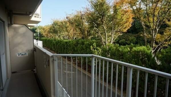 陽当り・通風良好な約17.1帖のLDK。隣接した和室の戸を開放し、23帖超の空間として利用できます。