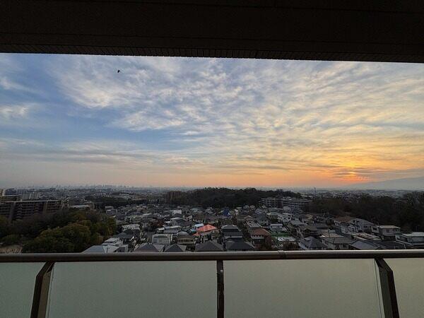 【バルコニーからの眺望】夜景前面に遮る建物が無く、開放感のある眺望です。