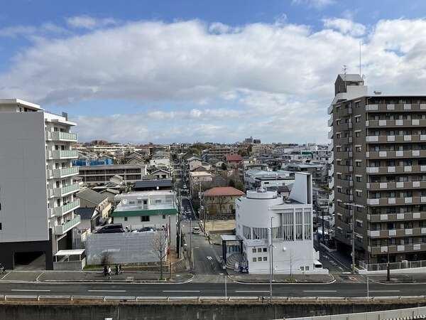 住人やゲストを迎えるエントランス。服部緑地に隣接しており、ウォーキングやプールも気軽に楽しめます。