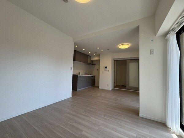 LDKは約13.2帖。7階部分、陽当り・通風・眺望良好な南向きバルコニーに面する、心地良い空間です。