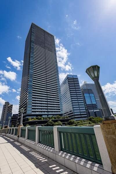 私邸への入口となるグランドエントランスホールは、開放感あるガラスウォールの3層吹抜け構造です。