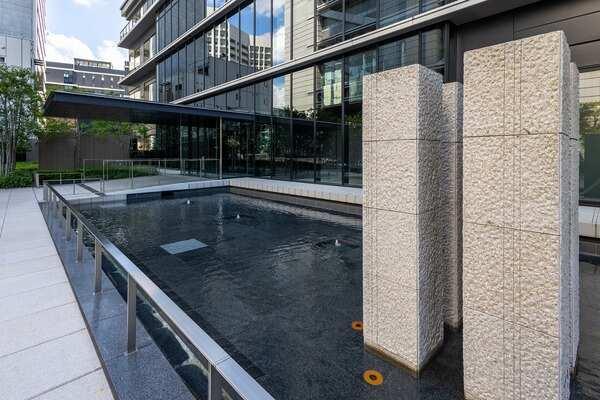 厳かな気品を湛えた美空間。窓の外に広がる植栽を眺めながら、ゆったりとしたひと時が過ごせます。