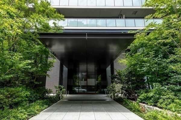 植栽豊かで重厚感のあるグランドエントランスです。車寄せのあるコーチエントランスも設けられています。