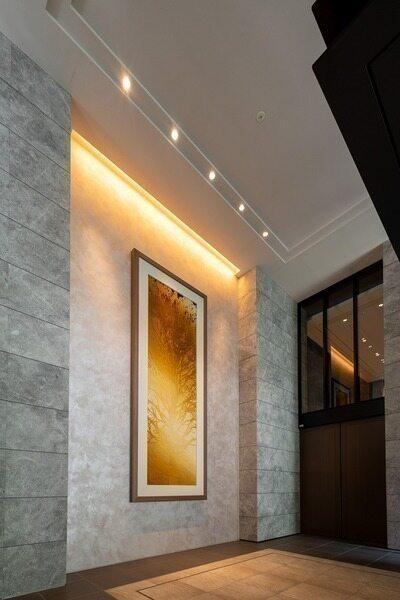 植栽豊かで重厚感のあるグランドエントランスです。車寄せのあるコーチエントランスも設けられています。