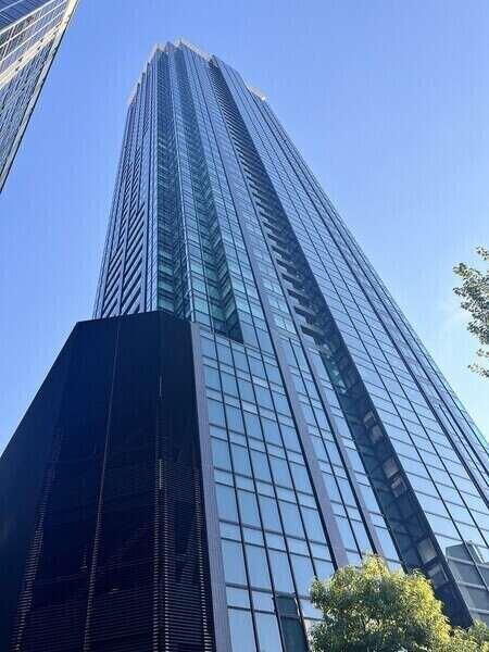 50階建て免震構造タワーマンション。JR大阪環状線「福島」駅徒歩5分、利便性の高い魅力的な立地です。