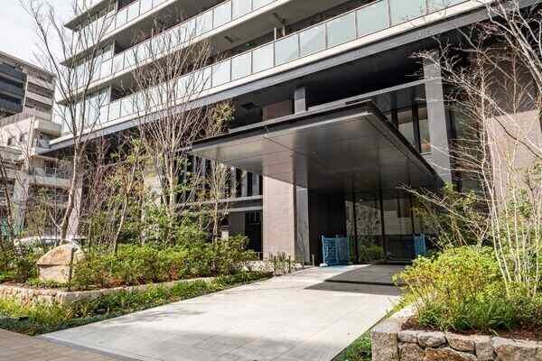 ホテルライクな重厚感のあるロビー。暮らしをサポートするフロントサービスが利用できるマンションです。