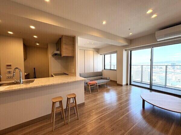 31階部分からの眺望です。マンションやビルが建ち並ぶ都会的な街並み。晴れた日には淀川が望めます。
