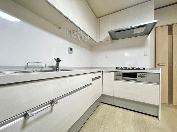 家事動線に配慮されたL字型のキッチンです。壁付けタイプにつき、住空間を有効に活用できます。