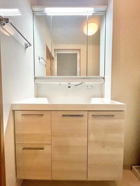 家事動線に配慮されたL字型のキッチンです。壁付けタイプにつき、住空間を有効に活用できます。