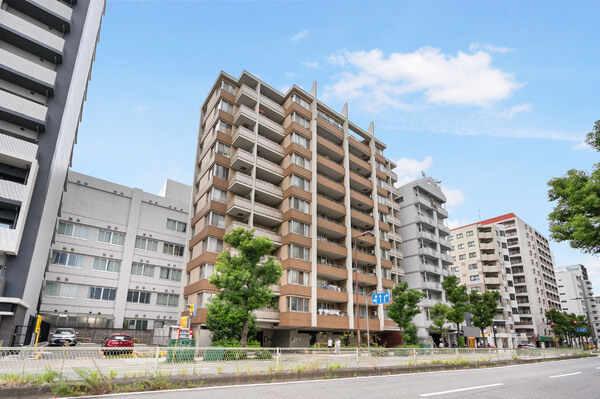 JR東西線「大阪天満宮」駅徒歩7分、地下鉄谷町線・堺筋線「南森町」駅徒歩9分。通勤・通学に便利です。