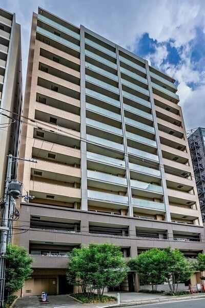 大阪メトロ御堂筋線「江坂」駅 徒歩5分。徒歩圏内に生活利便施設が揃い、暮らしやすい住環境です。