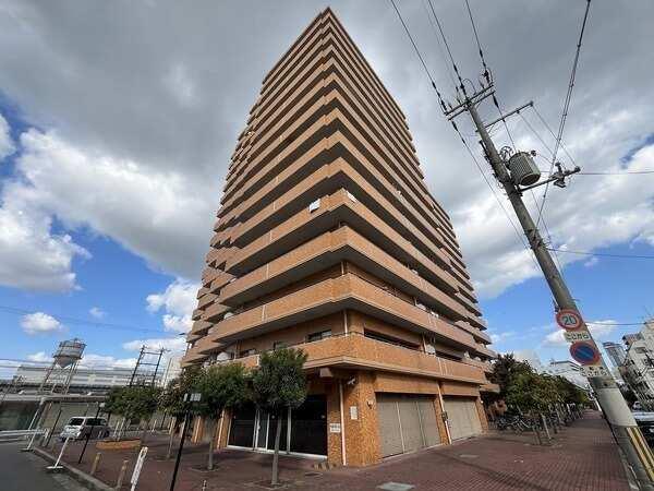 オートロックやモニタ付きインターホンが採用されているマンションです。防犯面に配慮されています。