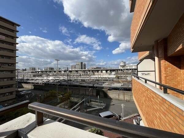 西向きのバルコニーからの眺望です。晴れた日には、気持ちの良い青空を楽しむことができそうです。