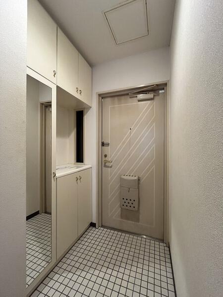 西向きのバルコニーからの眺望です。晴れた日には、気持ちの良い青空を楽しむことができそうです。