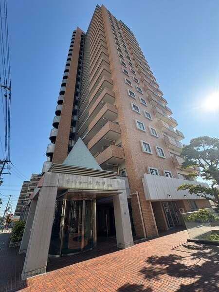 JR東海道本線「六甲道」駅徒歩9分を含む、3沿線3駅利用可能な利便性の高い立地に建つマンションです。