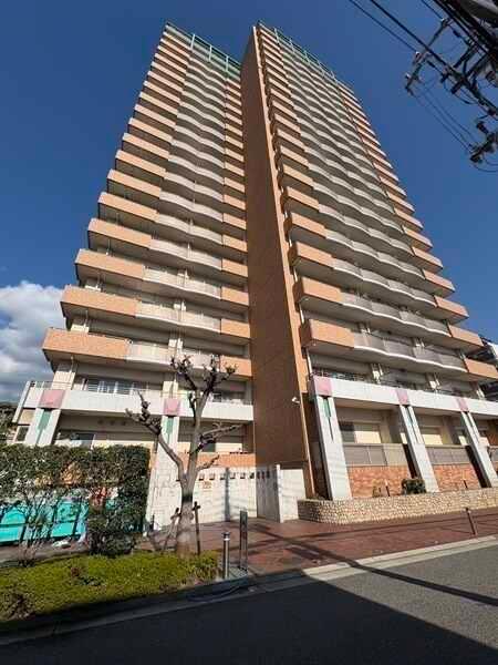 RC造地上21階建てマンション。落ち着いたブラウン系の外観が、上品で洗練された雰囲気を感じさせます。