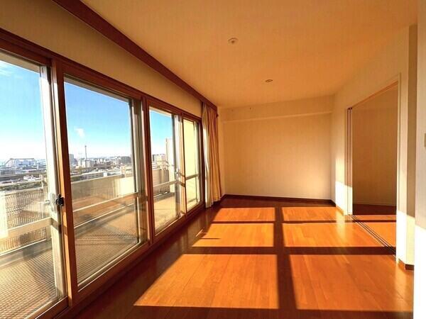 RC造地上21階建てマンション。落ち着いたブラウン系の外観が、上品で洗練された雰囲気を感じさせます。