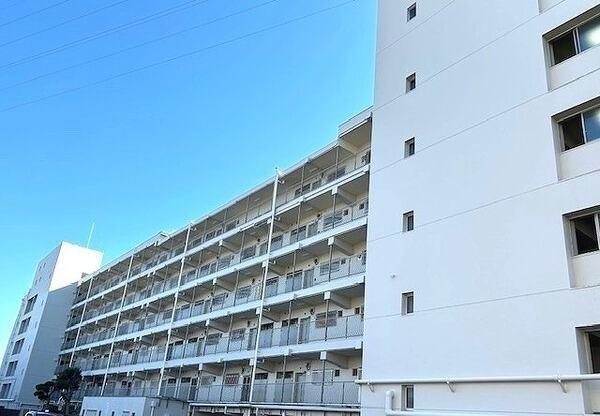 阪急神戸線「園田」駅徒歩10分の利便性が高い立地です。徒歩圏内にコンビニや病院がある住環境です。