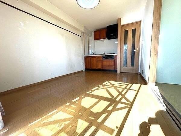 約6帖のDKです。南側の掃き出し窓から陽光が差し込み、陽当り・通風に恵まれた心地よい住空間です。