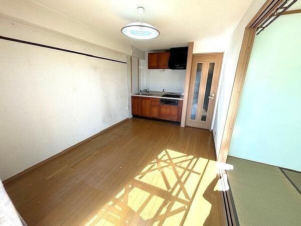 約6帖のDKです。南側の掃き出し窓から陽光が差し込み、陽当り・通風に恵まれた心地よい住空間です。