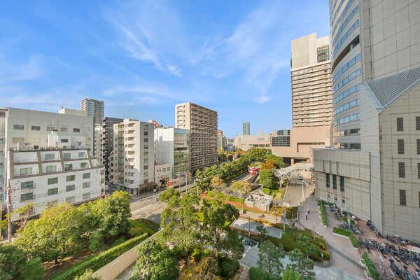バルコニーからの眺望。市街地が望める都会的な街並み。天気の良い日は気持ちの良い青空が楽しめそうです。