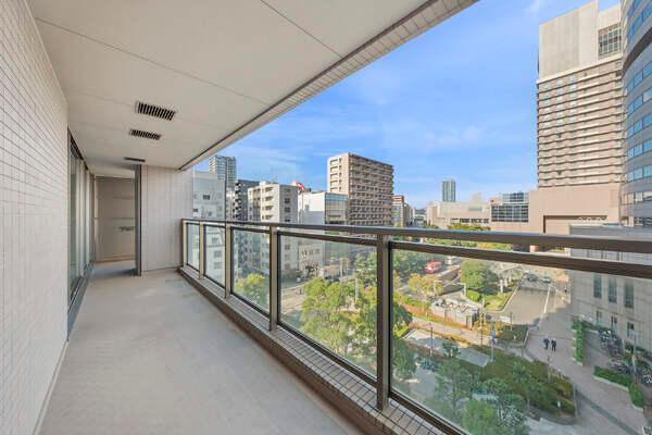 バルコニーからの眺望。市街地が望める都会的な街並み。天気の良い日は気持ちの良い青空が楽しめそうです。
