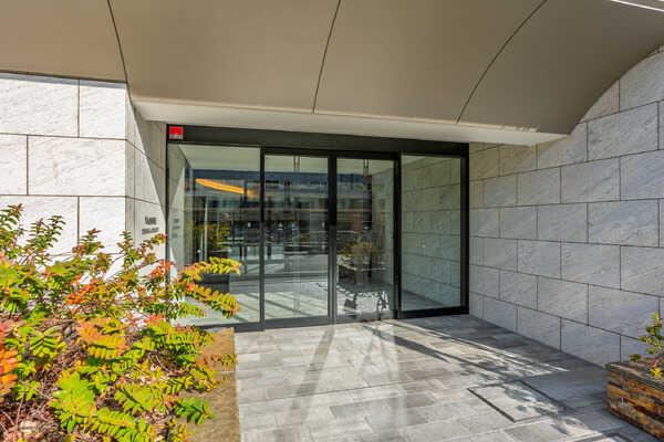 ご家族の帰宅やゲストの来訪を迎え入れるエントランスです。植栽が施されており、緑を感じられます。