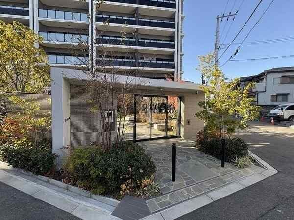 植栽が綺麗に施されています。色とりどりの花々や木々が、毎日の暮らしに彩りを与えてくれます。