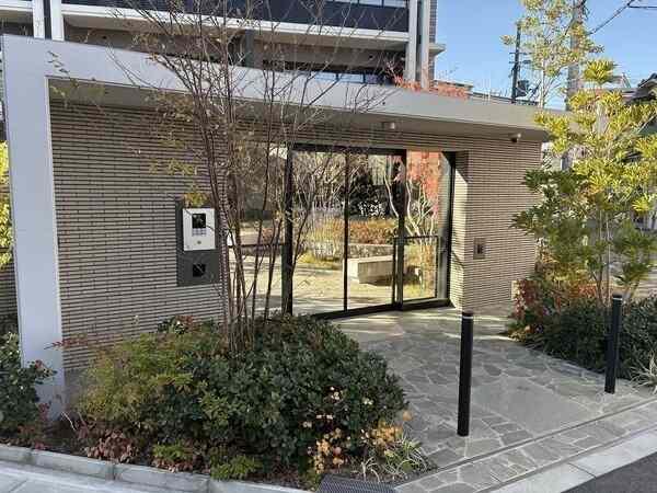 植栽が綺麗に施されています。色とりどりの花々や木々が、毎日の暮らしに彩りを与えてくれます。