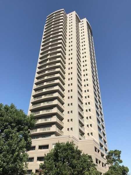 三菱地所他分譲の地上31階建大規模レジデンス。三菱地所コミュニティによる日勤管理が行われています。