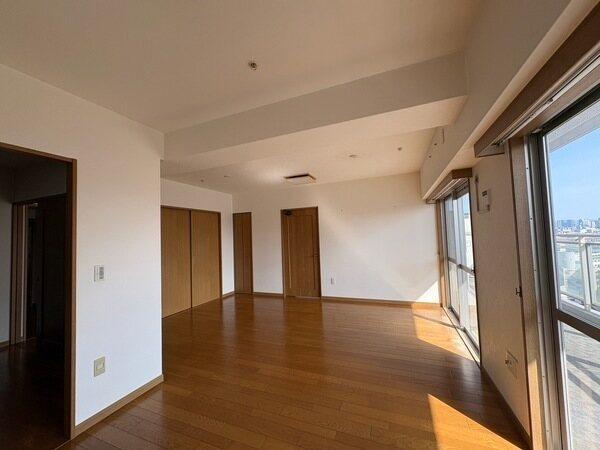 南向きバルコニーに面した、約12.7帖のLD。開口部が広く確保され、陽当り・通風・眺望良好です。