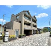 総戸数42戸のRC造地上6階建マンション。周辺には京都らしい落ち着いた街並みが広がっています。
