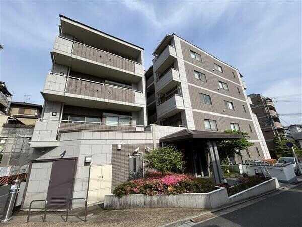 総戸数43戸、地上5階建の1階部分、専用庭付き南向き住戸。京阪本線「清水五条」駅 徒歩14分の立地。