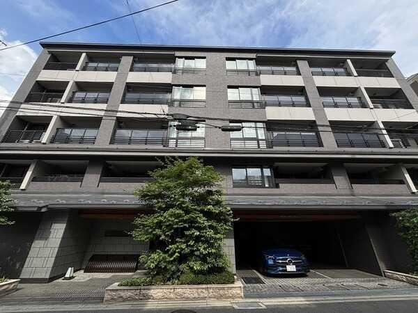 2018年7月築、三菱地所レジデンス分譲。総戸数37戸・RC造地上5階建てマンションです。