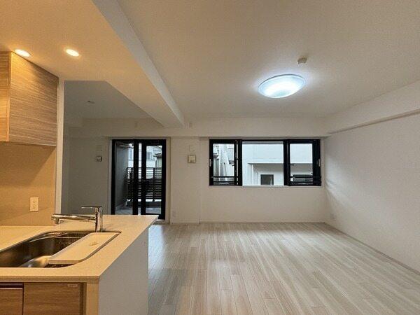 バルコニーと吹抜けに面した、約13.2帖のLD。木目の美しいフローリングがナチュラルな雰囲気です。