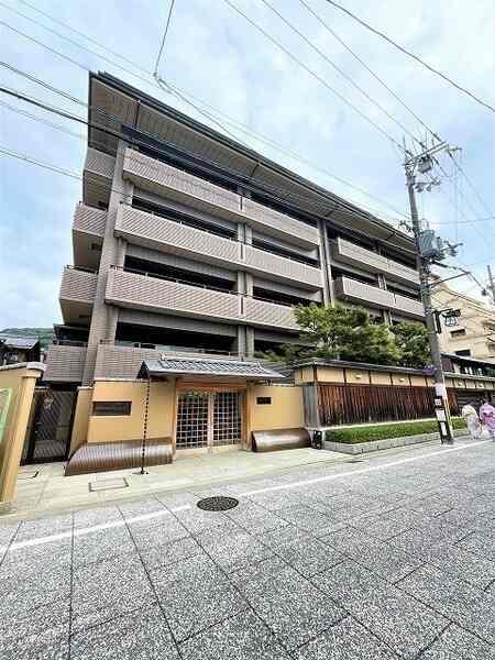 2WAYアクセス可能な立地。八坂神社や高台寺が近く、前面道路の石畳から京都の歴史を感じられます。