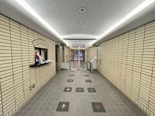 油小路通沿いに存するマンションです。徒歩10分以内で3駅利用可能。多方面へアクセス軽快な立地です。