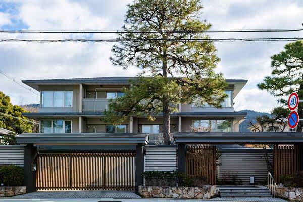 全28邸・3階建の小規模低層マンション。冷泉通・岡崎通が交わる角立地で、落ち着いた住環境です。