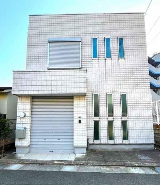 2014年10月築。阪急京都線「茨木市」駅徒歩6分、様々な用途をご検討いただける店舗付き住宅です。