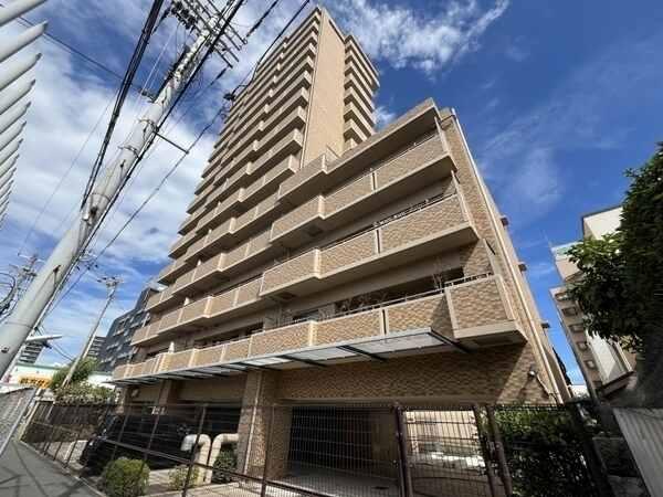 JR阪和線「鶴ケ丘」駅徒歩3分、3沿線3駅利用可能。身近に買い物施設が整う、暮らしやすい環境です。