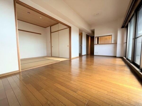 LDKは合わせて約14.6帖。南・西側の引き回しバルコニーに面しているため、陽当り・通風良好です。