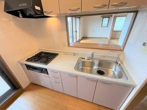 LDKは合わせて約14.6帖。南・西側の引き回しバルコニーに面しているため、陽当り・通風良好です。